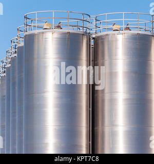 Détail de l'usine de produits chimiques, silos et tuyaux Banque D'Images