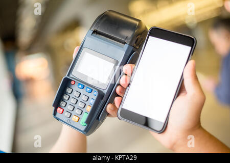 Payer avec un téléphone mobile du client Banque D'Images
