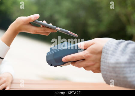 Femme de payer la facture de téléphone mobile Banque D'Images