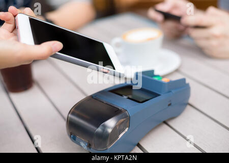 Verser sur la machine client pos mobile phone Banque D'Images