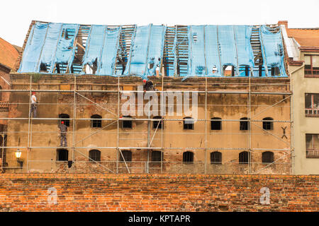 Des ouvriers sur scafold rénovation de bâtiments médiévaux dans la ville polonaise de Torun Pologne ancien fief des chevaliers teutoniques maintenant un site de l'UNESCO Banque D'Images