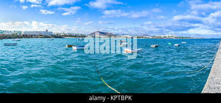 Costa Teguise, bateaux dans l'eau bleue au large de la côte de Lanzarote Banque D'Images