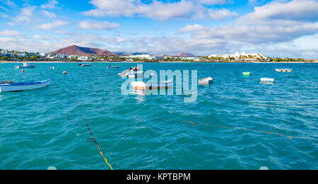 Costa Teguise, bateaux dans l'eau bleue au large de la côte de Lanzarote Banque D'Images