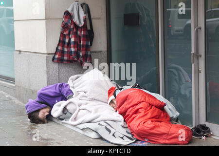 Couple d'une porte à l'occasion de Noël, les sans-abri et le froid Banque D'Images