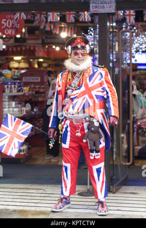 Homme habillé en costume et chaussures union jack Banque D'Images