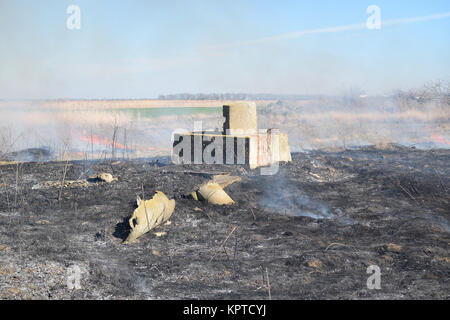 Renforcement de protection du béton pour la cuisson. La destruction et l'incendie sur le champ de bataille. Banque D'Images