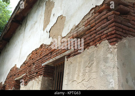 Mur de brique et de béton détruit sur l'ancien bâtiment Banque D'Images