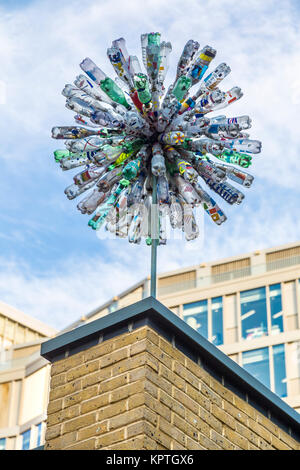 Sculpture Sculpture vent pissenlit faites par les enfants hors de bouteilles en plastique, les écoles de la ville de Westminster, London, UK Banque D'Images