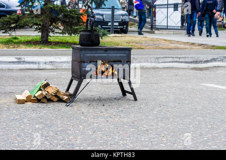 Street brazier avec feu brûlant. La cuisson des aliments et le thé. Banque D'Images