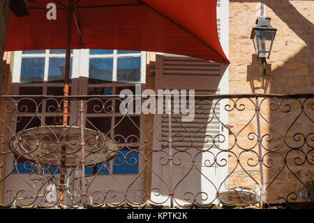 Parasol rouge sur balcon Banque D'Images