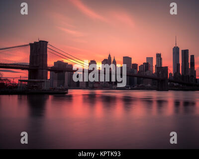 New York de belles couleurs au-dessus de Manhattan Bridge longue exposition filtre d'arrêt 10 Banque D'Images