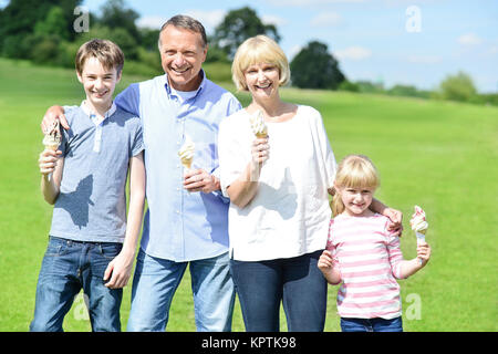 Family eating ice cream Banque D'Images