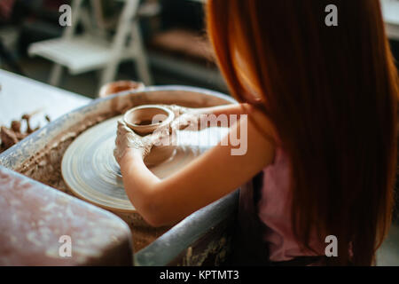 Mains de jeune potter, Close up fait mains cup sur roue de poterie Banque D'Images