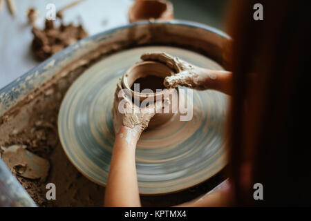 Mains de jeune potter, Close up fait mains cup sur roue de poterie Banque D'Images