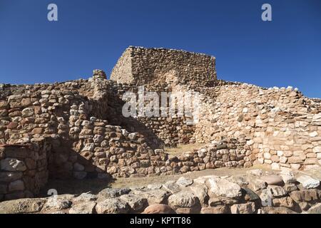 Ancien Indien Apache Pueblo Old Indigenous Sinagua Ruins vue extérieure Blue Skyline. Tuzigoot National Monument Clarkdale Arizona Sud-Ouest des États-Unis Banque D'Images