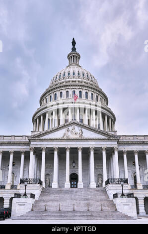 United States Capitol Building facade, vide, avec deux véhicules de service secret, aucun peuple visible, sur une sombre journée nuageuse à Washington, D.C., USA. Banque D'Images