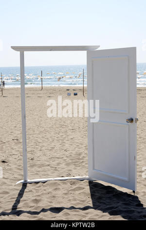 Porte blanche sur la plage, ouvert à la vue de la côte Banque D'Images