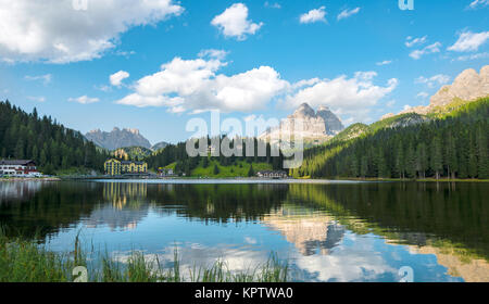 Le lac de Misurina avec trois pics, Dolomites, le Tyrol du Sud, Bolzano, Italie Banque D'Images