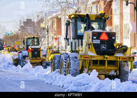 Montréal,Canada,16,décembre 2017.au travail les équipes de déneigement dans les rues de la ville.Credit:Mario Beauregard/Alamy Live News Banque D'Images