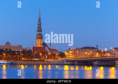 Vieille ville et rivière Daugava la nuit, Riga, Lettonie Banque D'Images