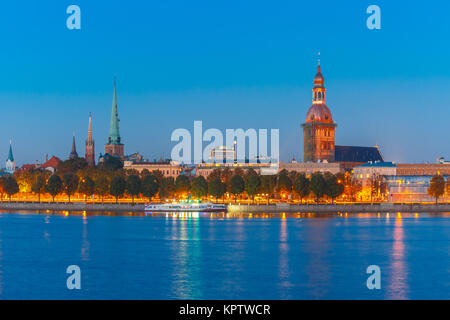 Vieille ville et rivière Daugava la nuit, Riga, Lettonie Banque D'Images