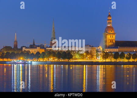 Vieille ville et rivière Daugava la nuit, Riga, Lettonie Banque D'Images