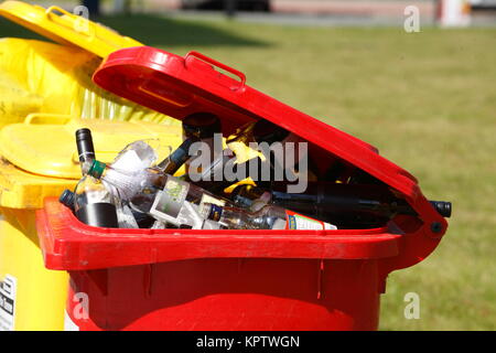 Des poubelles de couleur rouge, ben avec des bouteilles vides, déchets de verre, tri des déchets, Allemagne Banque D'Images