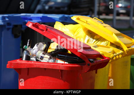 Des poubelles de couleur rouge, avec bac de déchets de verre, jaune bin avec les déchets en plastique, la séparation des déchets, de l'Allemagne Banque D'Images