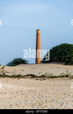 Cheminée de l'ancienne usine de céramique à Praia de Chaves, Boa Vista, Cap Vert Banque D'Images