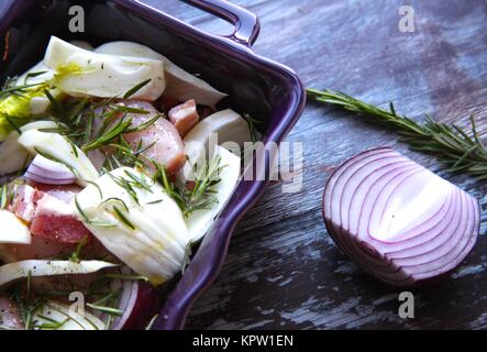 Le dimanche midi, les préparations de poulet avec du bacon, fenouil et romarin Banque D'Images