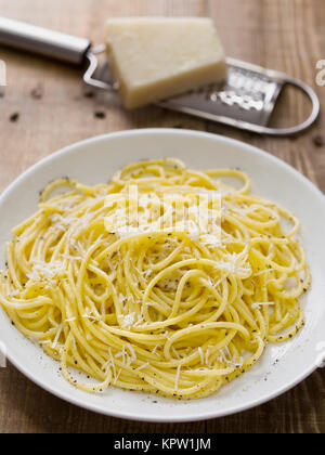 Belrom e pepe italien rustique avec poivre spaghetti fromage Banque D'Images