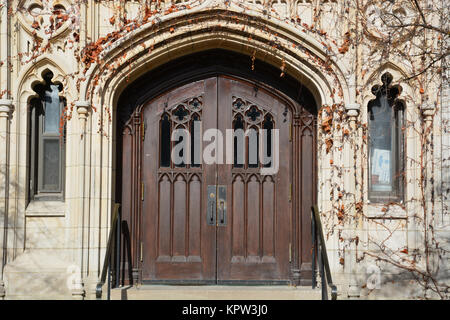 Double porte gothique entrée de l'hôtel de Ryerson Laboratoire sur le campus de l'Université de Chicago. Banque D'Images