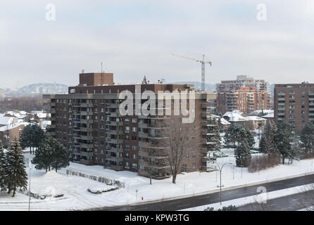 Condo moderne avec d'immenses fenêtres des bâtiments et d'un balcon à Montréal, Canada. Banque D'Images