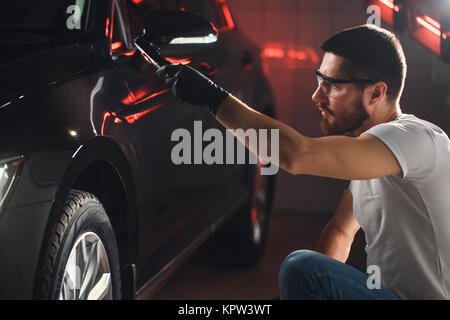L'homme vérifie le polissage avec une torche Banque D'Images