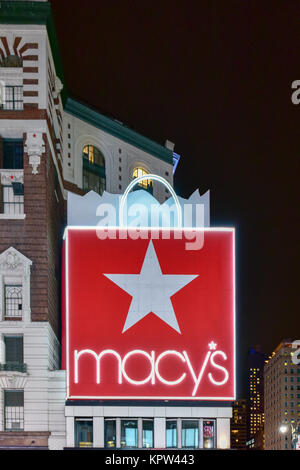 New York City - 12 décembre 2017 : grand magasin Macy's Story à New York pendant la nuit sur la 34e Rue, Herald Square. Banque D'Images