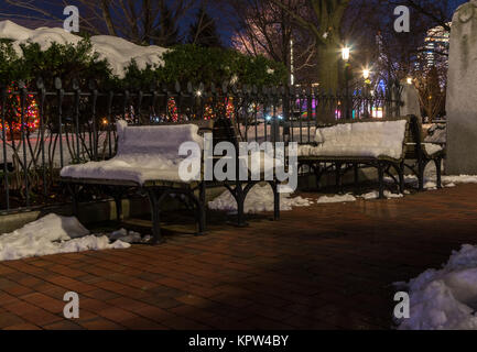 Quatre bancs de parc à neige sur eux Banque D'Images