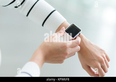 L'utilisation de smart watch Femme Banque D'Images