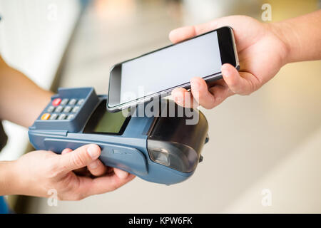 Payer la facture client avec smart phone Banque D'Images