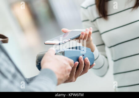 Payer avec un téléphone mobile du client Banque D'Images