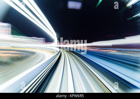 Flou de mouvement du train se déplaçant à l'intérieur de tunnel à Tokyo Banque D'Images