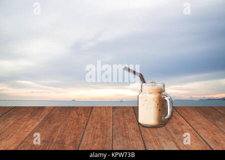 Tasse de café glacé avec vue sur la mer bleu Banque D'Images