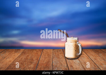 Tasse de café glacé avec blue sunset sky Banque D'Images