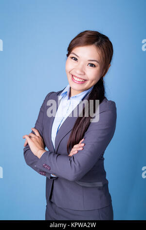 Young businesswoman sur fond bleu Banque D'Images