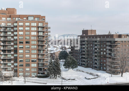 Condo moderne avec d'immenses fenêtres des bâtiments et d'un balcon à Montréal, Canada. Banque D'Images