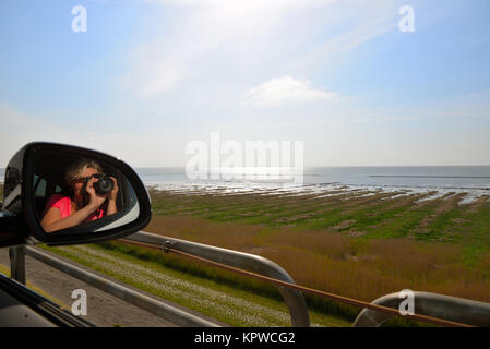 Femme avec appareil photo dans la voiture autozug sylt Banque D'Images