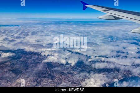 Vue depuis l'avion avec aile sur la France, l'Atlantique et les Alpes Banque D'Images