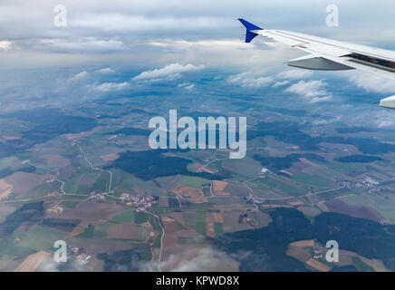 vue depuis l'avion avec aile sur la france, l'atlantique et les alpes Banque D'Images