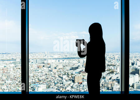 Silhouette of woman shooting photo Banque D'Images