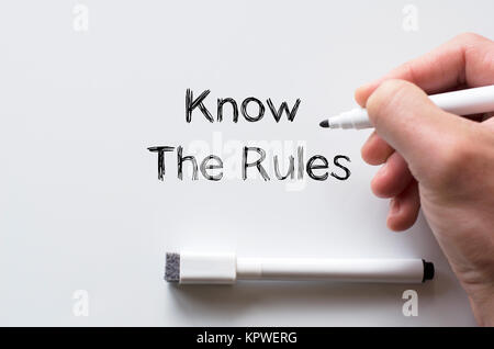 Connaître les règles écrites sur tableau blanc Banque D'Images