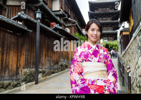 Femme portant un kimono à Kyoto Banque D'Images